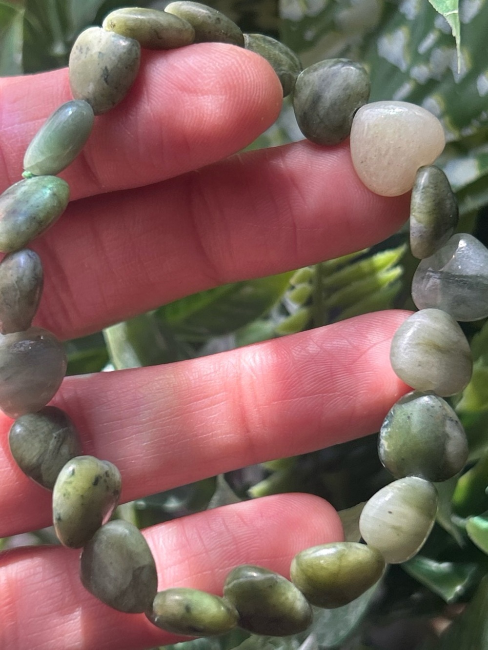 Green nephrite jade heart stretchy bracelet - Picture 4 of 6